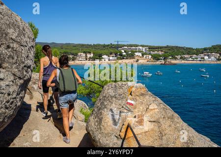 Wanderer gehen in Richtung Bucht, Strand La Fosca, Camí de Ronda, Palamós, Girona, Katalonien, Spanien Stockfoto