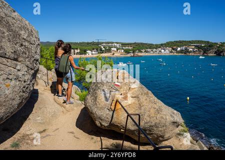 Wanderer gehen in Richtung Bucht, Strand La Fosca, Camí de Ronda, Palamós, Girona, Katalonien, Spanien Stockfoto