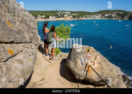 Wanderer gehen in Richtung Bucht, Strand La Fosca, Camí de Ronda, Palamós, Girona, Katalonien, Spanien Stockfoto