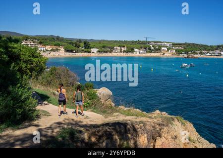 Wanderer gehen in Richtung Bucht, Strand La Fosca, Camí de Ronda, Palamós, Girona, Katalonien, Spanien Stockfoto