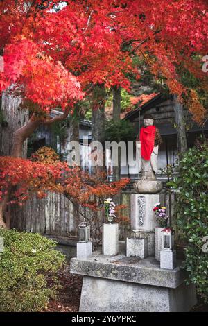 Rote Details auf Skulpturen in Koya Stockfoto