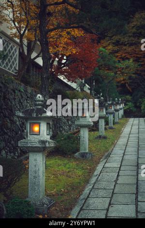 Details zu den Eingängen und Lichtern der Stadt Koyasan Street Stockfoto