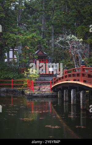 Rote Brücke zum Tempel in koya Stockfoto