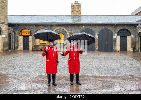 London, Großbritannien. 27. September 2024. Chelsea Pensioners (L) David Godwin und Ted fielen beim Start des Chelsea Heritage Quarter, einer Zusammenarbeit zwischen dem National Army Museum, dem Royal Hospital, dem Chelsea Physic Garden und Cadogan, in den renovierten Soane Stall Yard. Das bekannteste Ereignis ist das Chelsea History Festival, das die Geschichte der Region von 1660 bis heute erzählen soll. Quelle: Stephen Chung / Alamy Live News Stockfoto