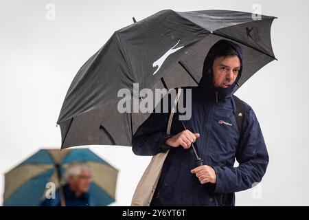 Menschen, die Regenschirme tragen, kämpfen durch den Regen auf der Millennium Bridge in London, nachdem Teile Englands in den frühen Morgenstunden von starkem Regen und Überschwemmungen heimgesucht wurden. Bilddatum: Freitag, 27. September 2024. Stockfoto