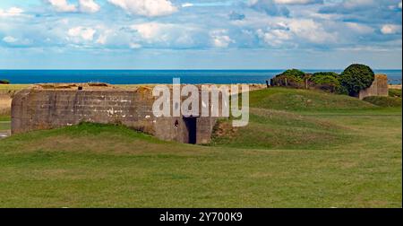 Rückansicht von zwei deutschen Kasematten in Longues-sur-Mer Batterie, die am D-Day, 6. Juni 1944, mit alliierten Schiffen gehandelt wurden. Stockfoto