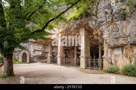 Rocamadour, Lot, Frankreich - 23. September 2024: Eine Höhle, die aus der Klippe am Chemin de Croix im heiligen Dorf Rocamadour in Lot Re gemeißelt wurde Stockfoto