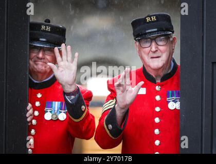 London, Großbritannien. September 2024. Die Chelsea Pensioners David Godwin (links) und Ted Fell (rechts) sehen den neuen Stallhof Soane am Royal Hospital Chelsea nach einer größeren Renovierung, unbeeindruckt vom Regen. Das Chelsea History Festival kehrt ab dem 25-29. September zum sechsten Mal in die historische Royal Hospital Road zurück. Es ist eine Feier der Geschichte und des Kulturerbes an drei Orten: Dem National Army Museum, dem Royal Hospital Chelsea und dem Chelsea Physic Garden. Quelle: Imageplotter/Alamy Live News Stockfoto