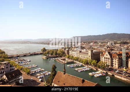 28-08-2024 Zürich, Schweiz. Aus der Vogelperspektive der Limmat, die in den Zürichsee mündet. Sommertag, Weitwinkelblick auf den Burkiplatz Yachthafen, Quai Stockfoto