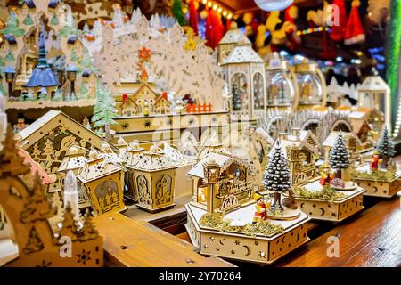 Weihnachtsmarkt mit verschiedenen Arten von Weihnachtsdekoration zum Verkauf. Weihnachtliche Einrichtung aus Holz Stockfoto