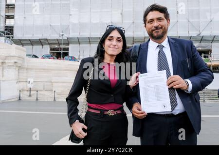 Silvia Piccinini M5S consigliere regionale Emilia-Romagna, Stefano Caliandro PD consigliere regionale Emilia-Romagna in occasione del Deposito in Corte di Cassazione di due quesiti per l'abrogazione della legge sull'autonomia differenziata votati dai cinque consigli regionali a guida centrosinistra. Roma, Venerdì 27 Settembre 2024 (Foto Mauro Scrobogna/LaPresse) Silvia Piccinini M5S Regionalrätin Emilia-Romagna, Stefano Caliandro PD Regionalrätin Emilia-Romagna anlässlich der Einreichung von zwei Fragen zur Aufhebung des Gesetzes über differenzierte Autorität beim Kassationsgericht Stockfoto