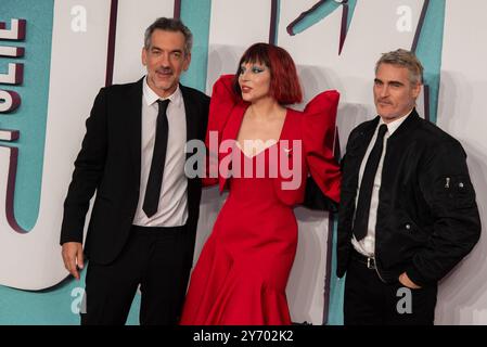 Todd Phillips, Lady Gaga und Joaquin Phoenix nehmen an der britischen Premiere von „Joker Folie à Deux“ auf dem Cineworld Leicester Square Teil. (Foto: Loredana Sangiuliano / SOPA Images/SIPA USA) Stockfoto