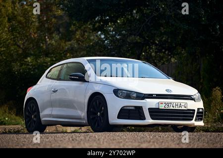 Minsk, Weißrussland - 18. September 2024: Volkswagen Scirocco Dreitürer-Frontmotor mit kompaktem Fließheck von Volkswagen. Zweite Generation Scirocco R 2 Stockfoto