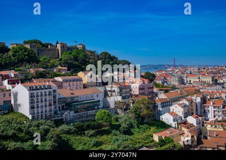 Aussichtspunkt Miradouro da Graca mit Blick auf die Burg von Lissabon und den Großteil der Stadt Stockfoto