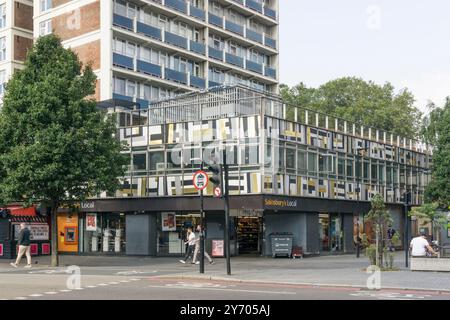 Sainsbury's lokaler Supermarkt in der Old Street, Hackney, London. Stockfoto