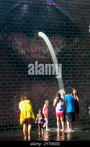 Kinder spielen im Crown Fountain im Millennium Park, Chicago. Stockfoto