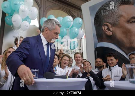 Wien, Österreich. September 2024. ÖSTERREICH; WIEN; 20240927; Bundesparteivorsitzender der Österreichischen Volkspartei (OeVP) und Bundeskanzler Karl Nehammer während der Wahlkampfveranstaltung zur Nationalratswahl in Wien am 27. September 2024. /// ÖSTERREICH; WIEN; 20240927; Bundesparteiobmann der Österreichischen Volkspartei (ÖVP) und Bundeskanzler Karl Nehammer während des Wahlabschlusses Kundgebung für die Nationalratswahl in Wien am 27. September 2024. - 20240927 PD2393 Credit: APA-PictureDesk/Alamy Live News Stockfoto