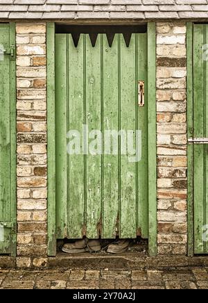 Die Stiefel in einem Lagerschuppen deuten auf ein besetztes Outthouse hin. Beamish Open Air Museum, Beamish, County Durham, England, Großbritannien Stockfoto