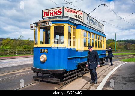 Die Straßenbahn 196 aus dem Jahr 1935 wurde in Porto in Betrieb genommen. Es wurde restauriert und in South Shields Lackierung bemalt. Beamish Museum, County Durham, Großbritannien. Stockfoto