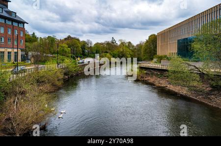 Blick nordöstlich von Framwellgate Waterside, mit Blick auf den River Wear und Teil der Durham Universeity Business School. Durham, England, Großbritannien. Stockfoto