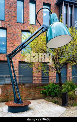 „Lampounette“, eine 20 Meter hohe SCHREIBTISCHLAMPE von TILT Design, befindet sich auf einer piazza in der Nähe der Penny Ferry Bridge in Durham, England, Großbritannien. Stockfoto