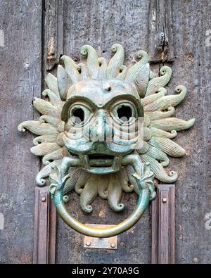 Der Sanctuary Knocker, an der Nordtür der Durham Cathedral, gewährte jedem, der klopfte, das Recht auf Asyl. Durham, England, Großbritannien. Stockfoto