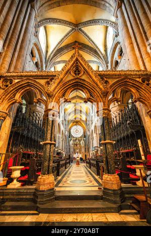 Ein Blick in den Quire durch den Gilbert Scott Bildschirm. Chorstände und Stockfoto