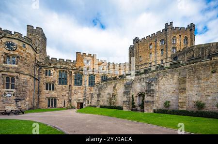 Teil des nördlichen Gebirges und des Donjons, Durham Castle. Es ist ein Norman Castle, das vom University College in Durham, England, Großbritannien, besetzt wird. Stockfoto