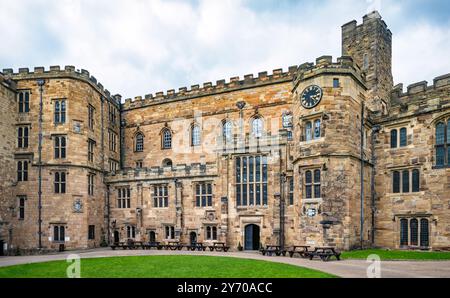 Der nördliche Teil von Durham Castle, einem normannischen Schloss, das vom University College in Durham, England, Großbritannien, besetzt ist. Stockfoto