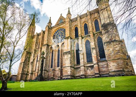 Das östliche Ende der Durham Cathedral, mit dem herrlichen Rosenfenster und dem Gedenkkreuz des Ersten Weltkriegs, von North Bailey aus gesehen. Durham, England, Großbritannien. Stockfoto