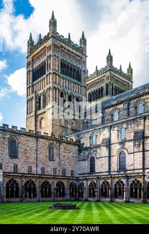 Die Zwillingstürme (ca. 1200) der Westfront der Kathedrale von Durham, vom Kreuzgang der Kathedrale aus gesehen. Durham, County Durham, England, Vereinigtes Königreich. Stockfoto