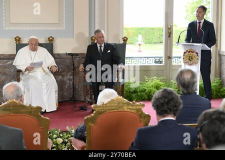 **NO LIBRI** Belgien, 27.9.2024.Papst Franziskus in Begleitung von König Philippe von Belgien (C) hört Premierminister Alexander de Croo (R) während eines Treffens mit belgischen Zivilbehörden im Schloss Laeken bei Brüssel während seines Besuchs in Belgien. Foto von VATIKANISCHEN MEDIEN /Katholisches Pressefoto Stockfoto