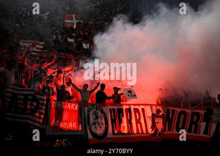 Sportfans jubeln beim Fußball-Spiel der Europa League zwischen AS Roma und Athletic Club Bilbao im Olimpico-Stadion in Rom (Italien) am 26. September 2024 an. Stockfoto