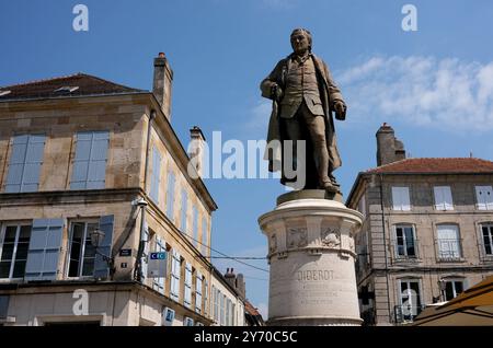 Statue von Denis Diderot, dem Autor und Philosophen in Place Diderot, Langres, Haute-Marne Grande Est Frankreich Stockfoto