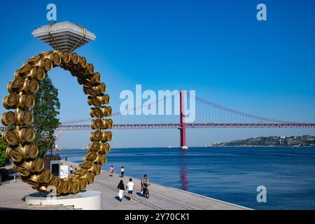 Belem, Lissabon, Portugal - 16. April 2024: Museum für Kunst, Architektur und Technologie ( MAAT ) am Ufer des Tejo in Belem Stockfoto