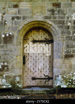 Die Nordtür der Gwydir Uchaf Chapel (Holy Trinity Chapel), Vale of Conwy, Wales, Großbritannien: Eine private Kapelle, die 1673 von Sir Richard Wynn begonnen wurde. Stockfoto