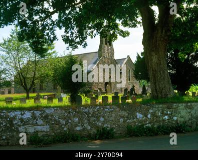 Blick auf den erhöhten Kirchhof und die Doppelschiffe der St Garmon's Church, Llanarmon-yn-Iâl, Denbighshire, Wales; Großbritannien: Ein spätmittelalterlicher Wallfahrtsort Stockfoto