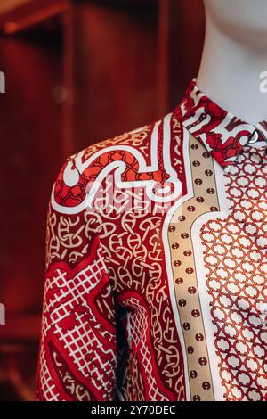 Nizza, Frankreich - 27. Juli 2024: Nahaufnahme einer Damenbluse Hermes in einem Boutique-Fenster in Nizza Stockfoto