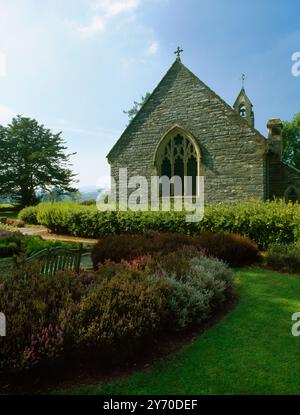 Außenansicht SW mit E End & W Bellcote der Rug Chapel, Denbighshire, Wales, Großbritannien: Erbaut 1637 als private Kapelle von Colonel William Salusbury. Stockfoto