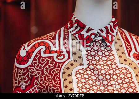 Nizza, Frankreich - 27. Juli 2024: Nahaufnahme einer Damenbluse Hermes in einem Boutique-Fenster in Nizza Stockfoto