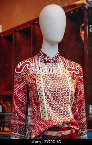 Nizza, Frankreich - 27. Juli 2024: Nahaufnahme einer Damenbluse Hermes in einem Boutique-Fenster in Nizza Stockfoto