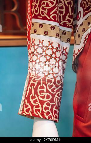 Nizza, Frankreich - 27. Juli 2024: Nahaufnahme einer Damenbluse Hermes in einem Boutique-Fenster in Nizza Stockfoto