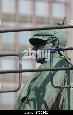 Essen, Instandsetzung des Bismarck-Denkmals. 01.08.2020, EU, DEU, Deutschland, Nordrhein-Westfalen, Essen: die dreieinhalb Meter hohe Bismarck-Statue auf dem Bismarck Platz. Das Bronze Bismarck-Denkmal wurde nach Überprüfung seiner Standfestigkeit abgebaut und von einer Fachfirma für 59,000 Euro vom Sockel gehoben und Restauriert. EU, DEU, Deutschland, Nordrhein-Westfalen, Essen: Die dreieinhalb Meter hohe Bismarck-Statue am Bismarck-Platz. Das bronzene Bismarck-Denkmal wurde nach der Überprüfung seiner Stabilität demontiert, von seinem Sockel genommen und von einer Fachfirma auf Kosten von restauriert Stockfoto