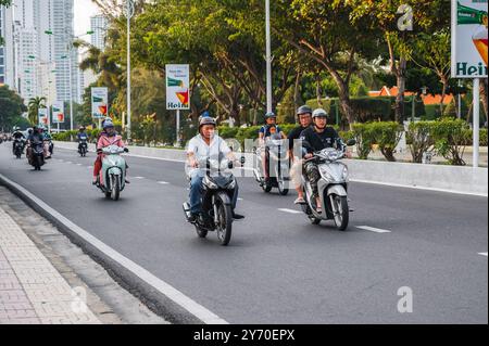 Der Verkehr asiatischer Motorradfahrer auf der Straße in Asien tagsüber. Nha Trang, Vietnam - 20. August 2024 Stockfoto
