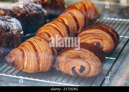 Frisches und köstliches französisches Gebäck in einer Konditorei Stockfoto