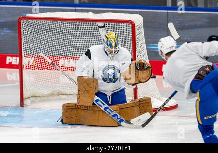 Devon Levi (Torwart / Torwart, Buffalo Sabres, #27). GER, Red Bull Muenchen / Buffalo Sabres, Eishockey, Morning Skate Sessions vor dem Grand Opening des SAP Garden, 27.09.2024. Foto: Eibner-Pressefoto/Franz Feiner Stockfoto