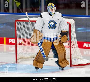 Devon Levi (Torwart / Torwart, Buffalo Sabres, #27). GER, Red Bull Muenchen / Buffalo Sabres, Eishockey, Morning Skate Sessions vor dem Grand Opening des SAP Garden, 27.09.2024. Foto: Eibner-Pressefoto/Franz Feiner Stockfoto