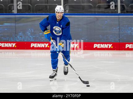 Dennis Gilbert (Buffalo Sabres, Nr. 8). GER, Red Bull Muenchen / Buffalo Sabres, Eishockey, Morning Skate Sessions vor dem Grand Opening des SAP Garden, 27.09.2024. Foto: Eibner-Pressefoto/Franz Feiner Stockfoto