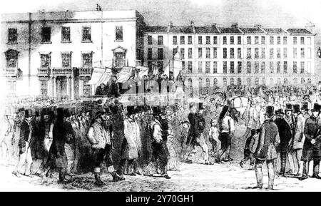 Die Chartist-Prozession von Kennington Common vorbei an der Blackfriars Bridge, 10. April 1848. Chartismus war eine Arbeiterbewegung, die zwischen 1838 und 1848 politische Reformen in Großbritannien anstrebte. Der Name stammt von der Volkscharta von 1838. In dieser Gravur sehen wir einige der geschätzten 150.000 Menschen, die sich für die größte chartistische Demonstration versammelten. Stockfoto