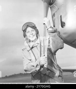 Pilotin in den 1940er Jahren Rut Berggren aus Sundsvall hat ihr Flugzeugabzeugnis in einem Stockholmer Flugzeugclub abgelegt und wird mit Ledermütze und Schutzbrille am Propeller ihres Flugzeugs festgehalten. Schweden 1949. ref. AT8-9 Stockfoto